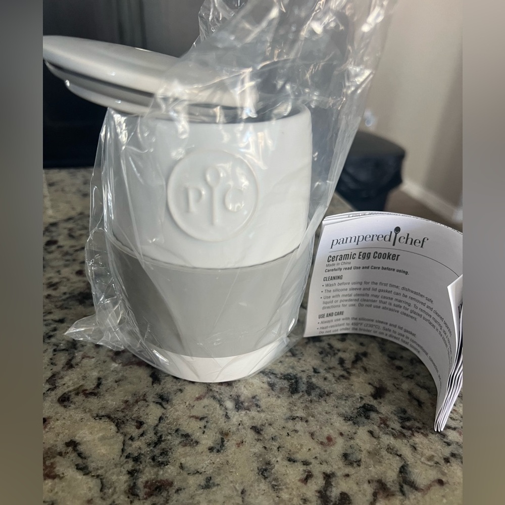 NWOT Pampered Chef Ceramic Egg Cooker in White